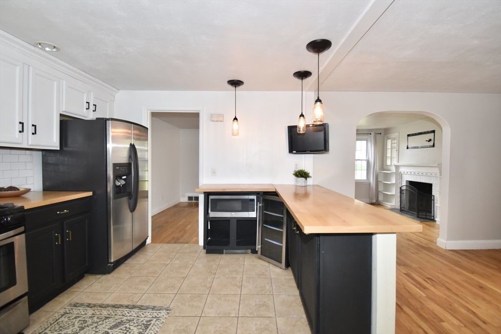 Springfield, Massachusetts 01108, United States, 3 Bedrooms Bedrooms, ,1 BathroomBathrooms,Residential,Pending,114857