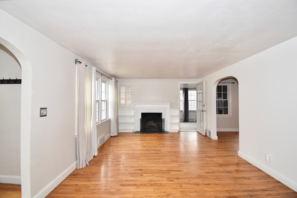 Springfield, Massachusetts 01108, United States, 3 Bedrooms Bedrooms, ,1 BathroomBathrooms,Residential,Pending,114857