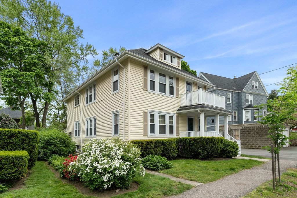 Click for 3-3A Warren Ave #2, Milton, MA slideshow Click for 3-3A Warren Ave #2, Milton, MA slideshow