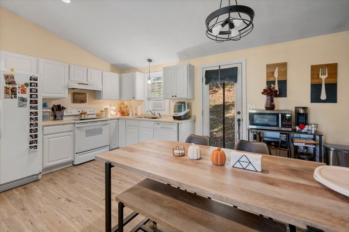 424 Dennison Dr, Southbridge, MA Photo #10