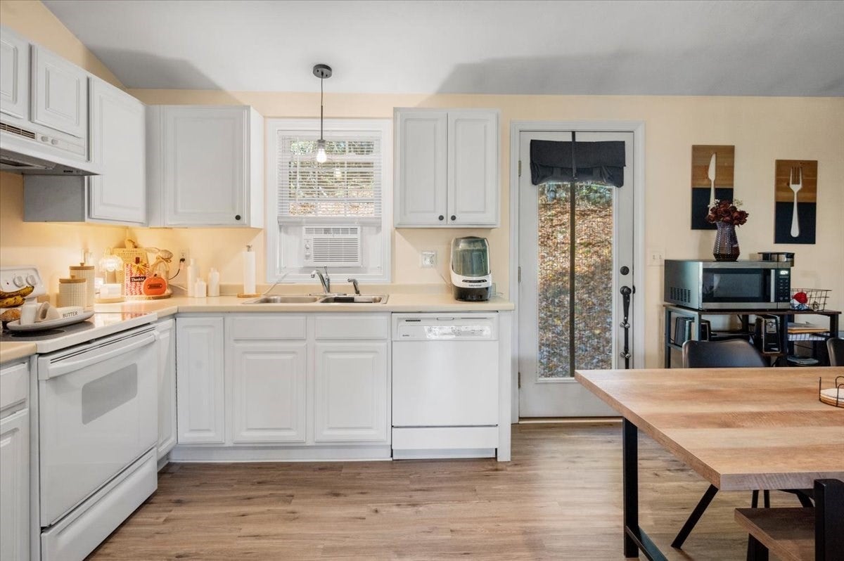 424 Dennison Dr, Southbridge, MA Photo #9