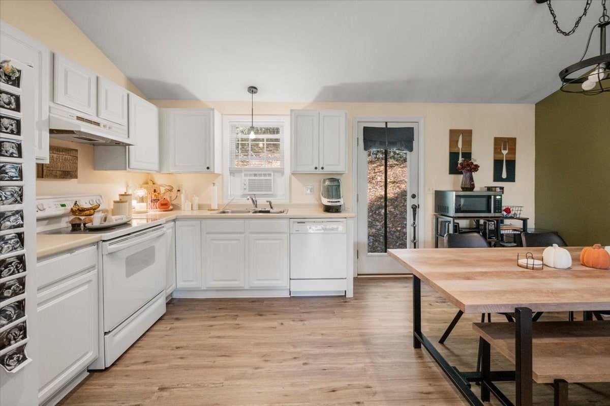 424 Dennison Dr, Southbridge, MA Photo #8