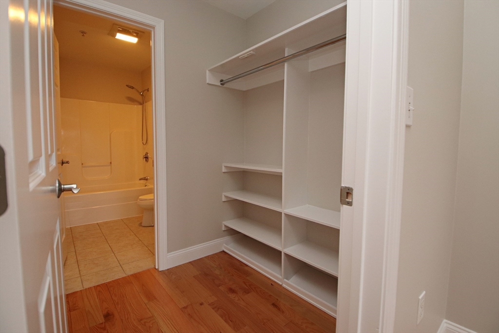 Wakefield, Massachusetts 01880, United States, 2 Bedrooms Bedrooms, ,2 BathroomsBathrooms,Residential,Active,95391