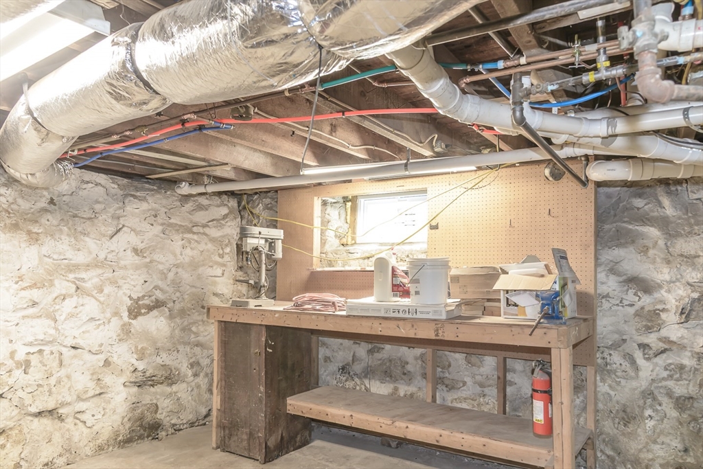 Beverly, Massachusetts 01915, United States, 5 Bedrooms Bedrooms, ,3 BathroomsBathrooms,Residential,Active,121185