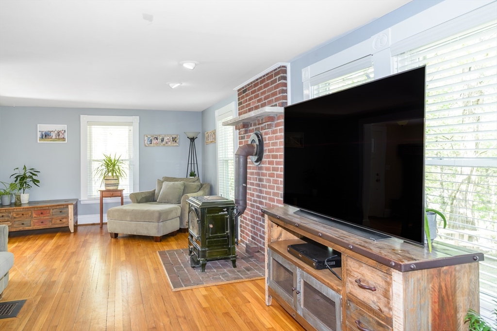 Beverly, Massachusetts 01915, United States, 5 Bedrooms Bedrooms, ,3 BathroomsBathrooms,Residential,Active,121185