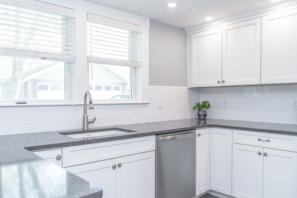 Beverly, Massachusetts 01915, United States, 5 Bedrooms Bedrooms, ,3 BathroomsBathrooms,Residential,Active,121185