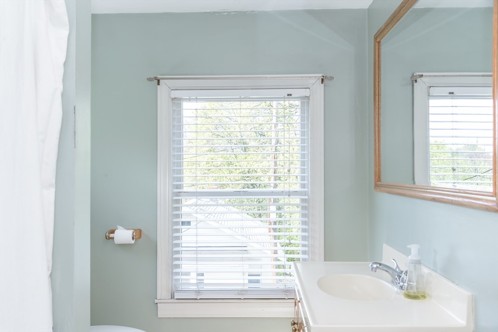 Beverly, Massachusetts 01915, United States, 5 Bedrooms Bedrooms, ,3 BathroomsBathrooms,Residential,Active,121185