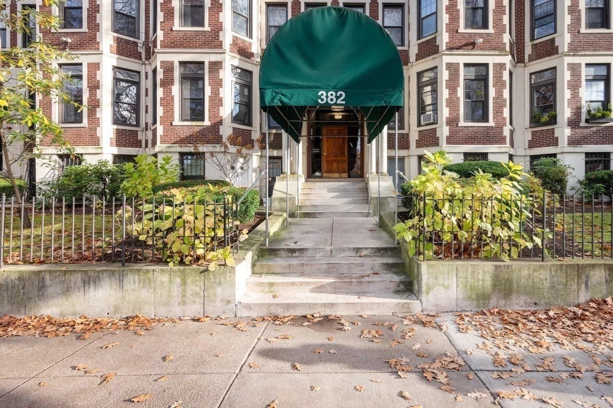 Photo of 382 Riverway, Boston, MA