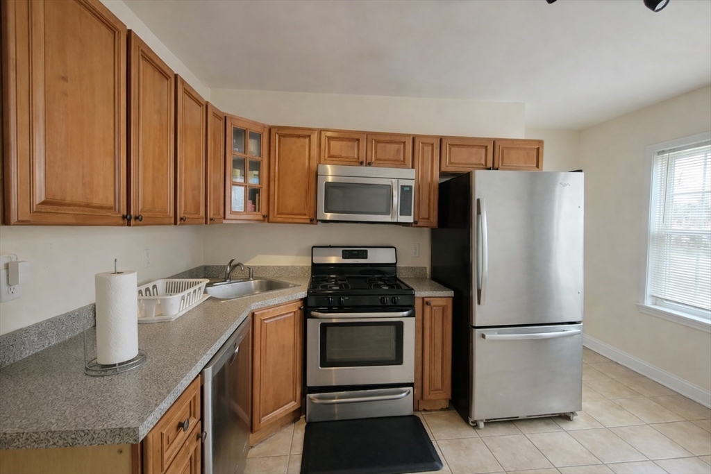 Click for 9 Medford St #1, Medford, MA slideshow
