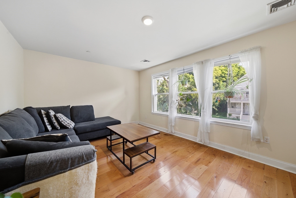 27 Ellington St 2