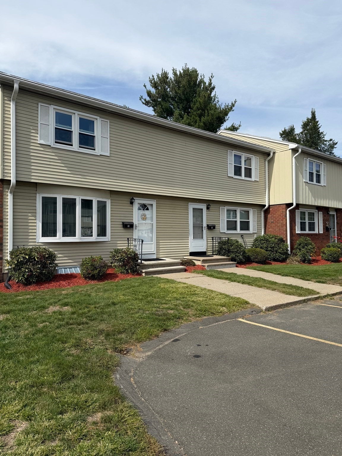 Photo of 20 Yorktown Ct, Chicopee, MA