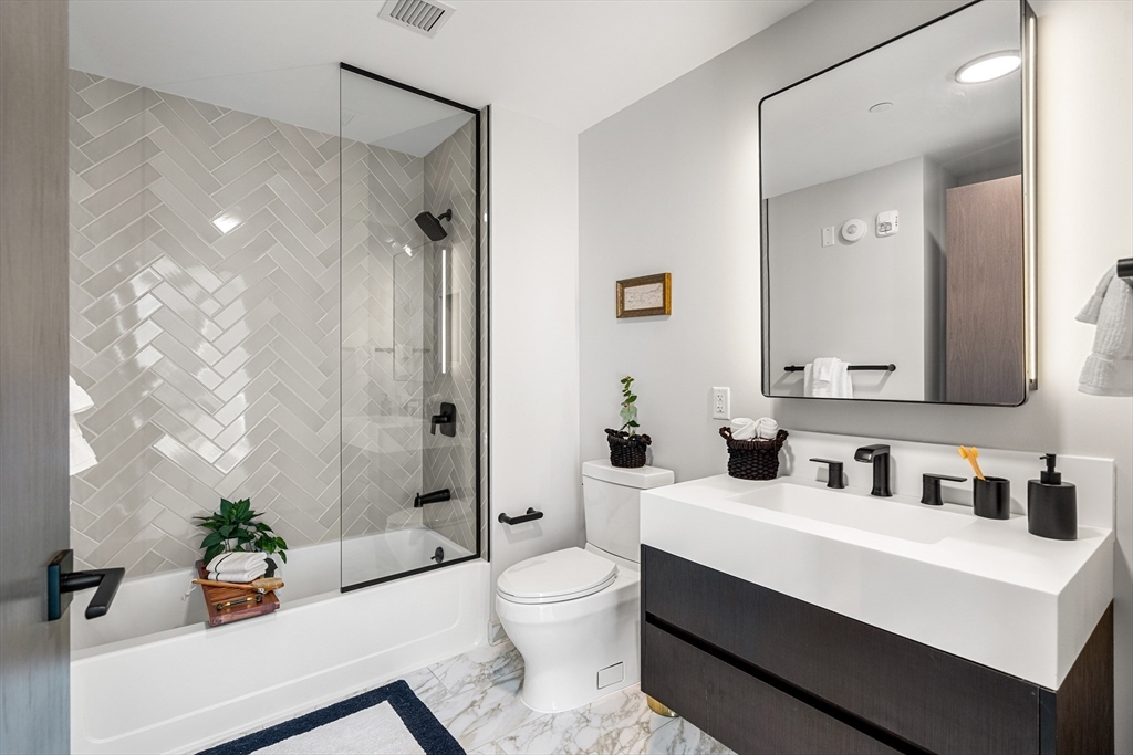 55 Lagrange St 1404