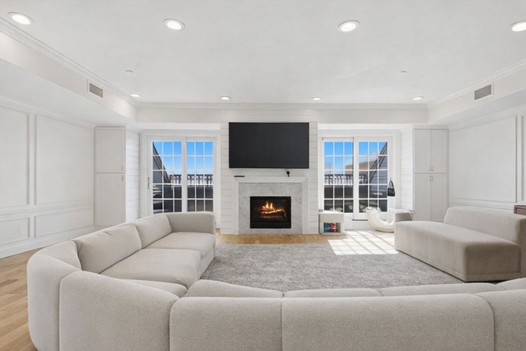 374-398 Bunker Hill St 307