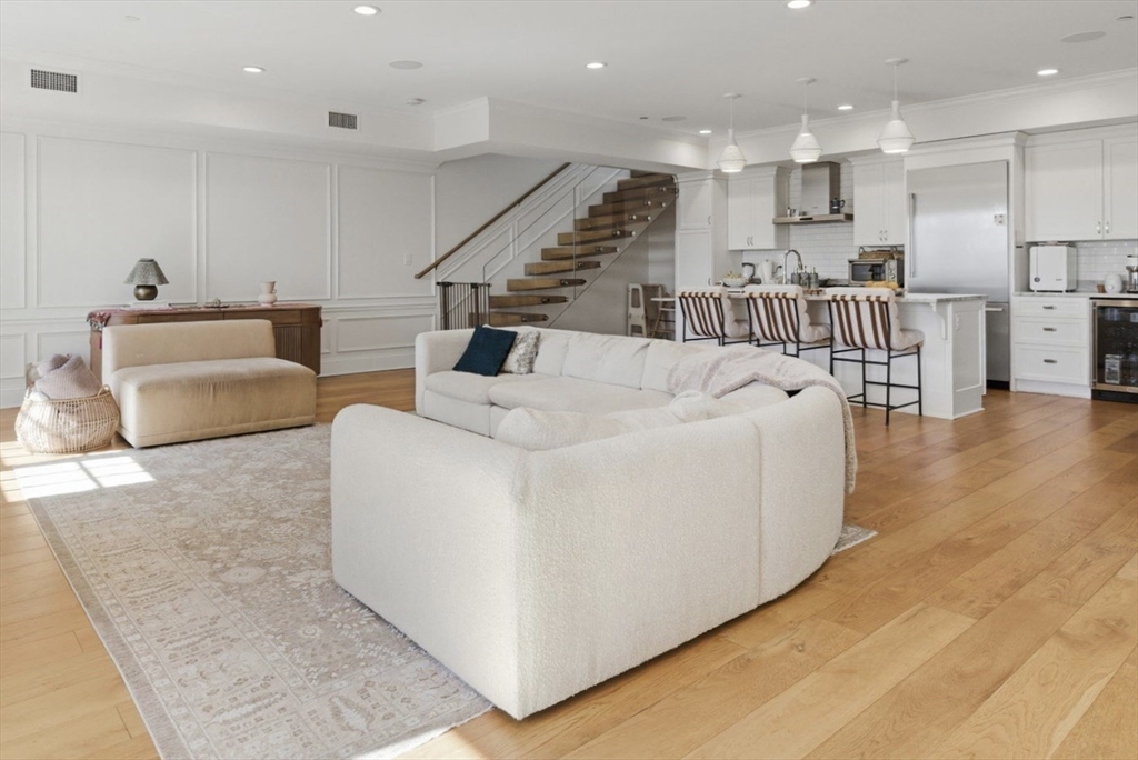 374-398 Bunker Hill St 307