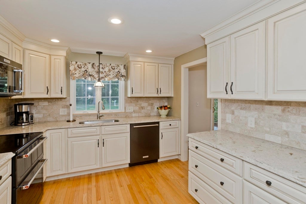 6 Joan St, Wilbraham, MA Photo #10