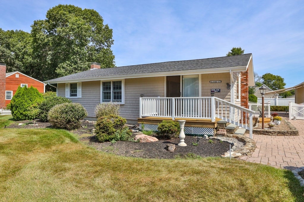 Photo of 6 Robinhood Rd, Wareham, MA