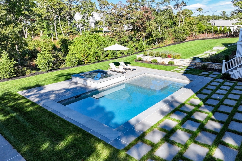 77 Highwood Ln