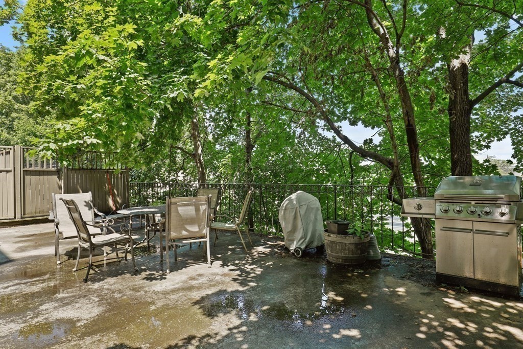 Somerville, Massachusetts 02143, United States, 2 Bedrooms Bedrooms, ,1 BathroomBathrooms,Residential,Active,145798