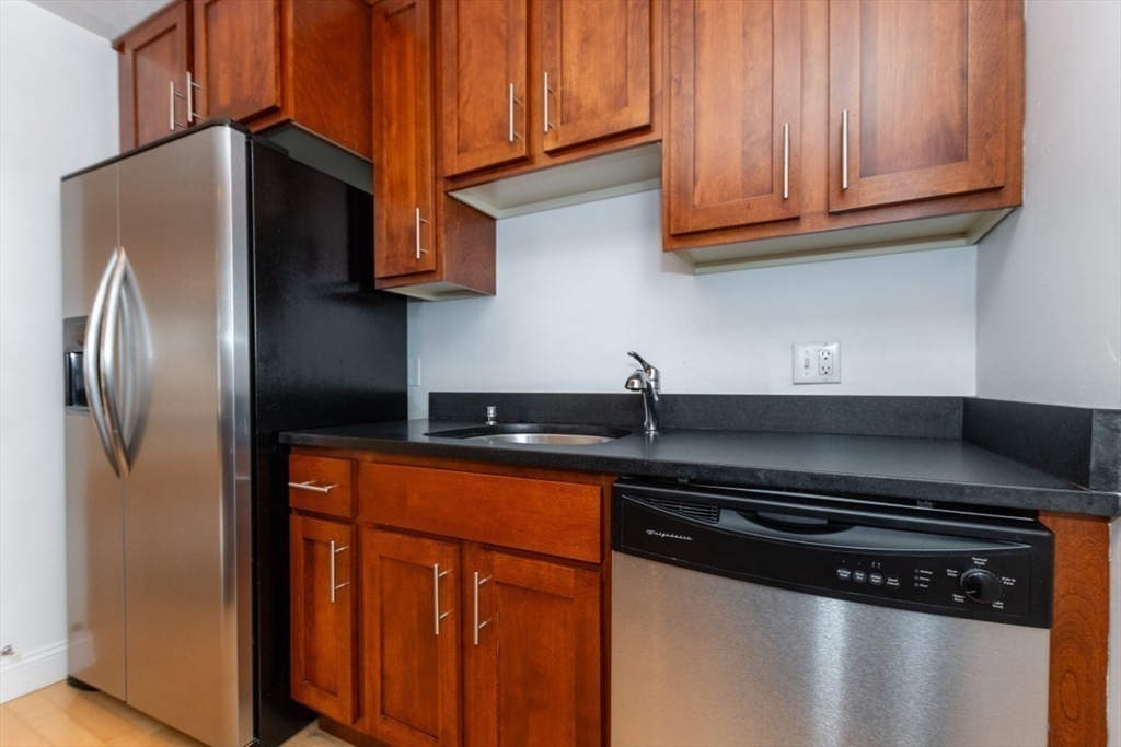 Somerville, Massachusetts 02143, United States, 2 Bedrooms Bedrooms, ,1 BathroomBathrooms,Residential,Active,145798