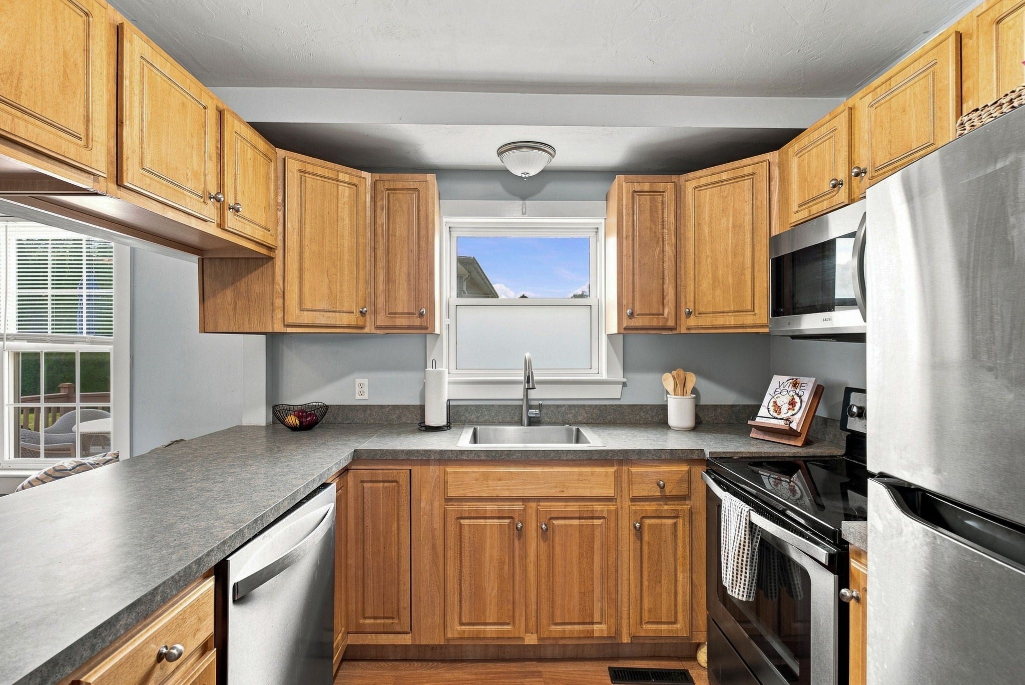 247 Millbury Ave, Millbury, MA Photo #13