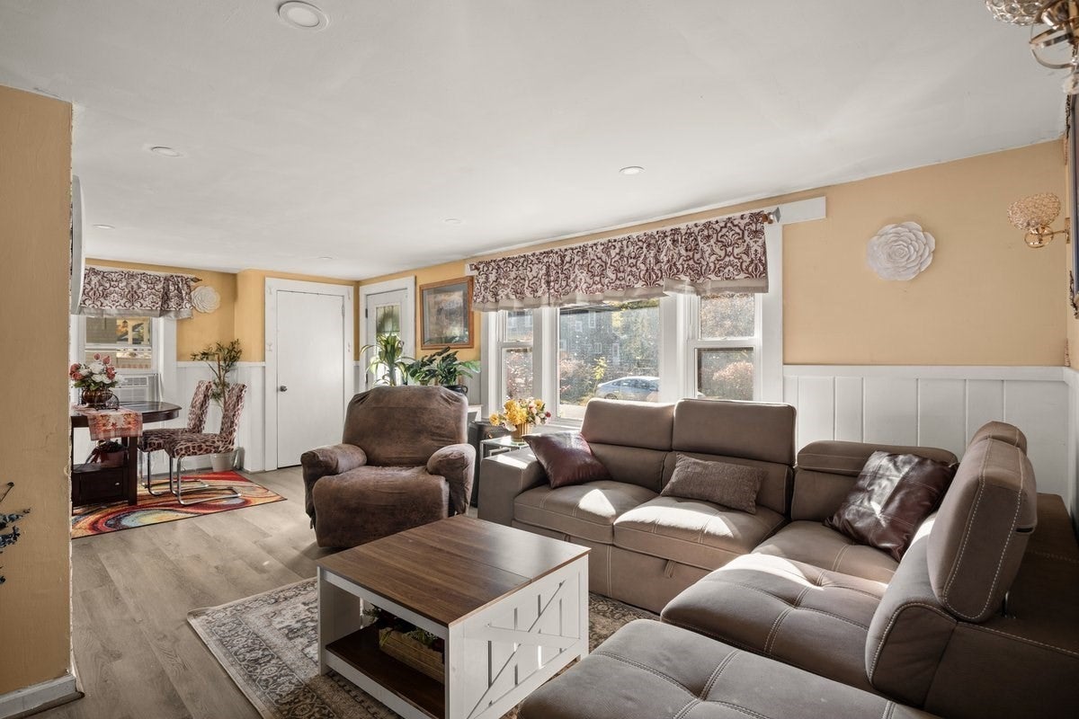 27 Woodbine St