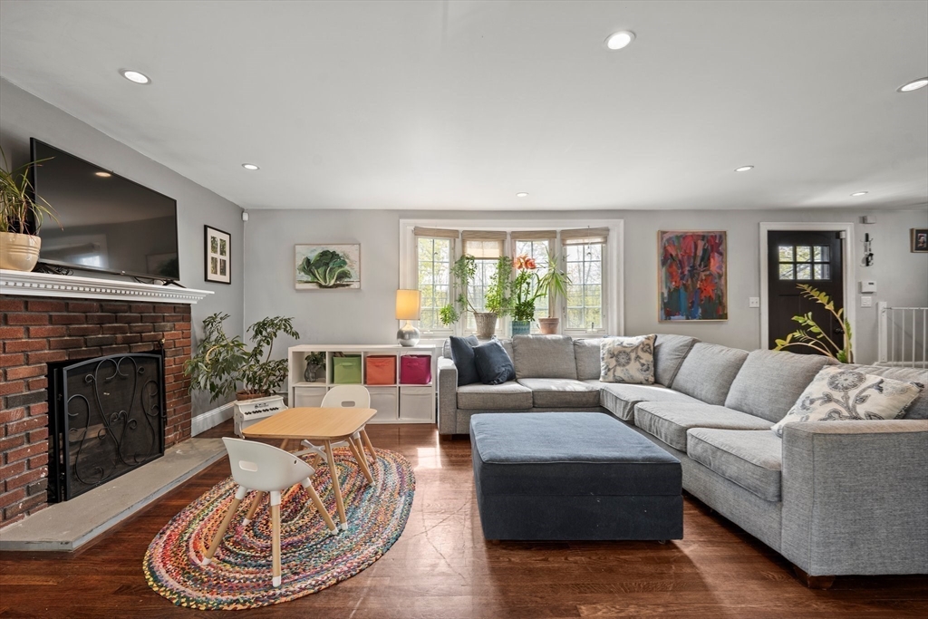 Dedham, Massachusetts 02026, United States, 3 Bedrooms Bedrooms, ,2 BathroomsBathrooms,Residential,Active,116069