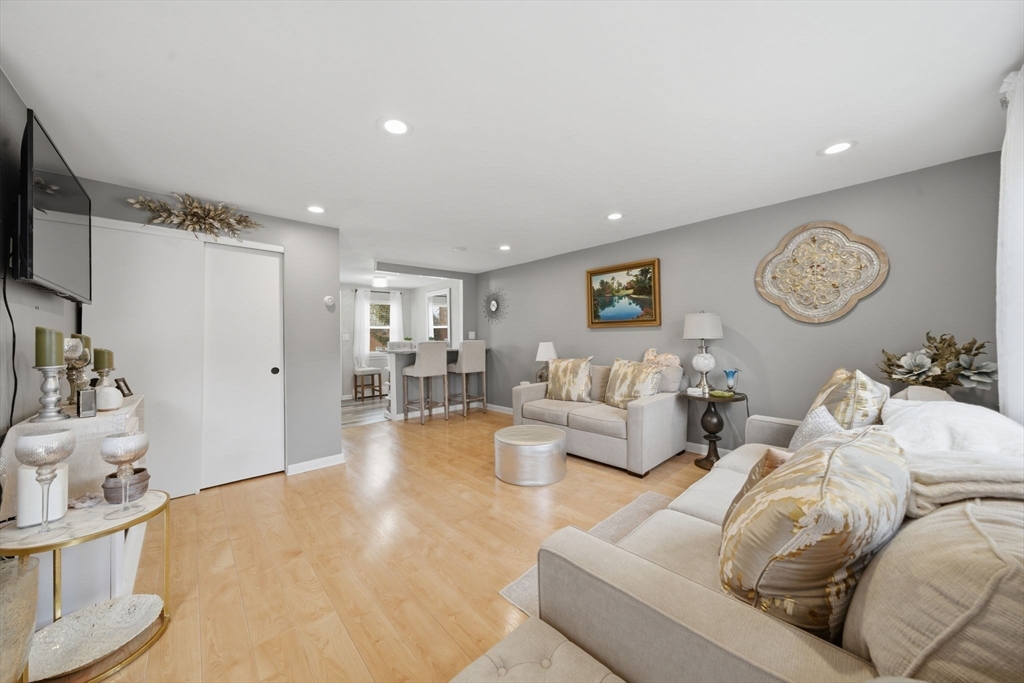 38 Village Green Dr 77