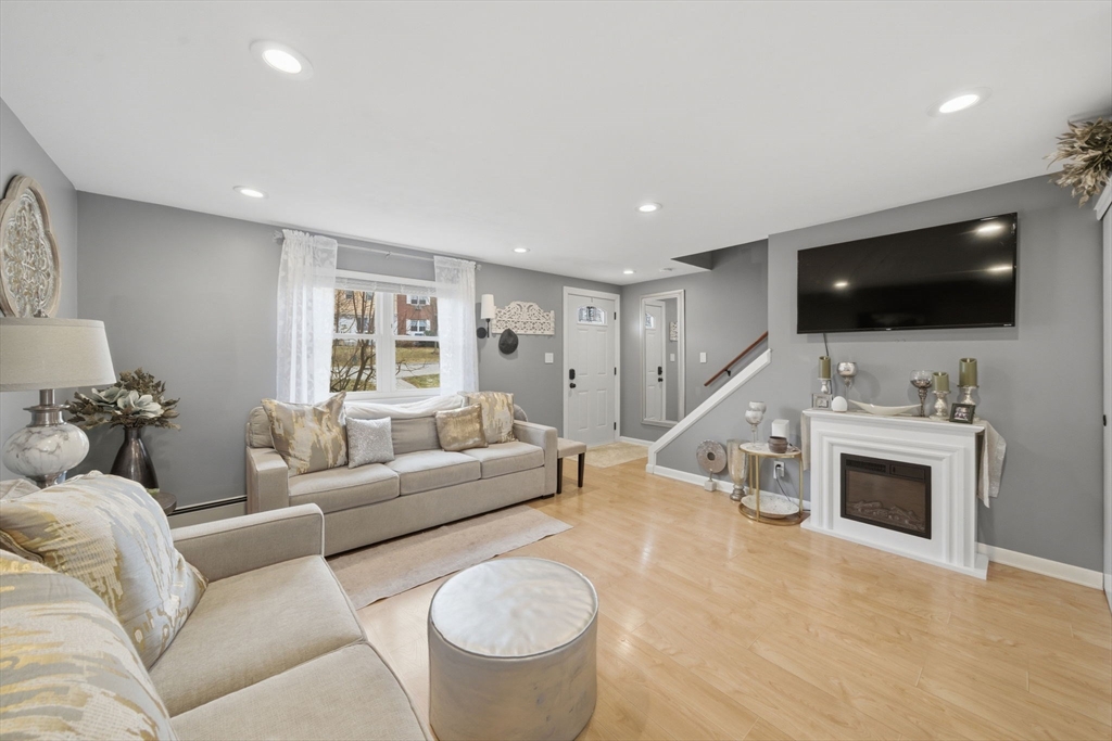 38 Village Green Dr 77