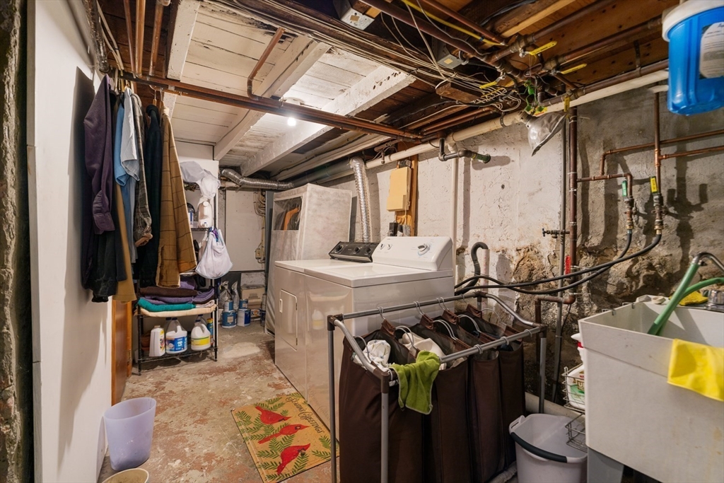 Somerville, Massachusetts 02143, United States, 2 Bedrooms Bedrooms, ,2 BathroomsBathrooms,Residential,Active,234645