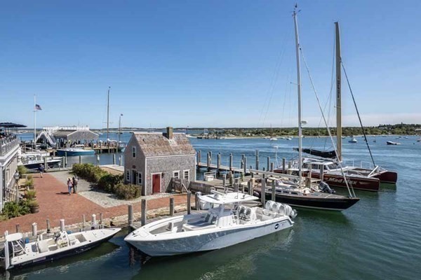 Edgartown, Massachusetts 02539, United States, 4 Bedrooms Bedrooms, ,5 BathroomsBathrooms,Residential,Active,68511