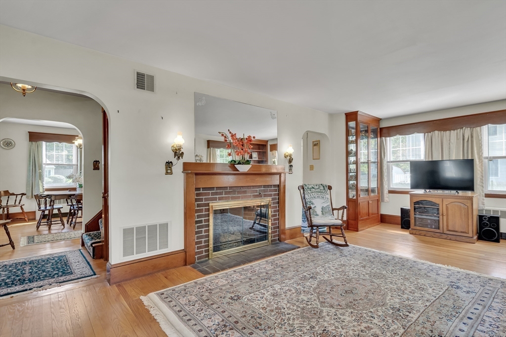 9 Farmcrest Ave