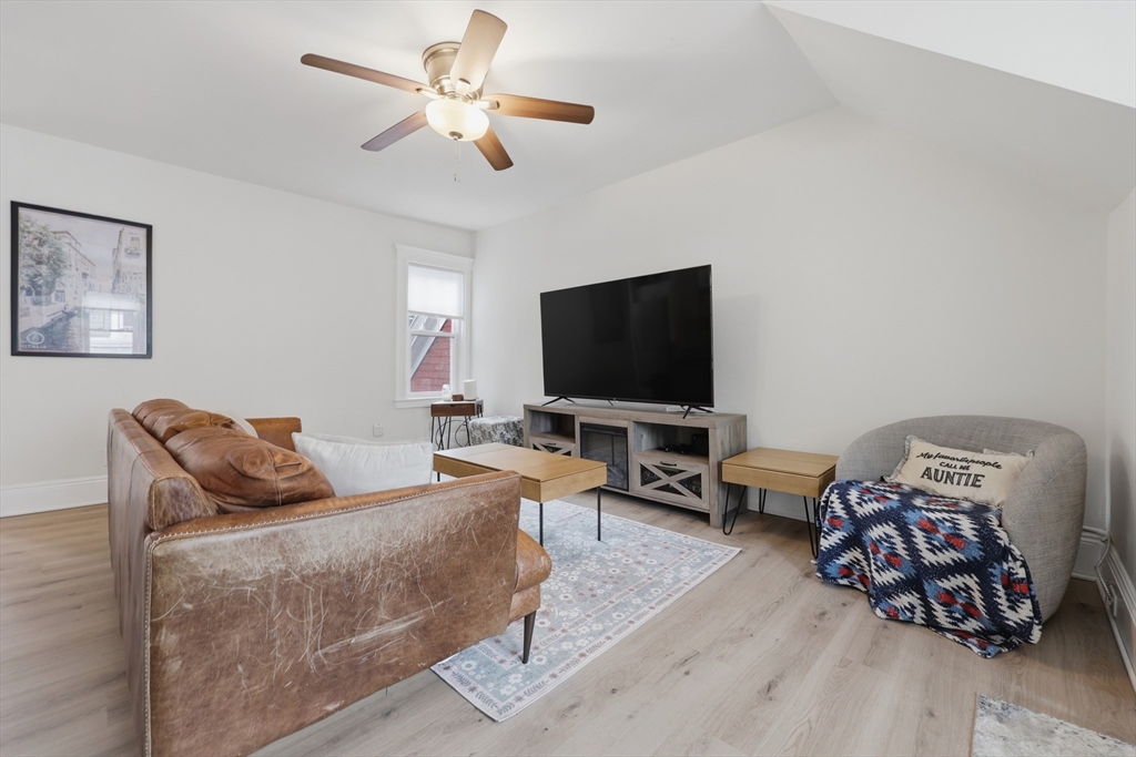 3 Regent Cir 3