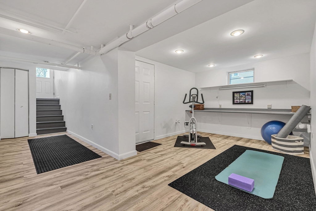 Needham, Massachusetts 02492, United States, 3 Bedrooms Bedrooms, ,3 BathroomsBathrooms,Residential,Pending,90532