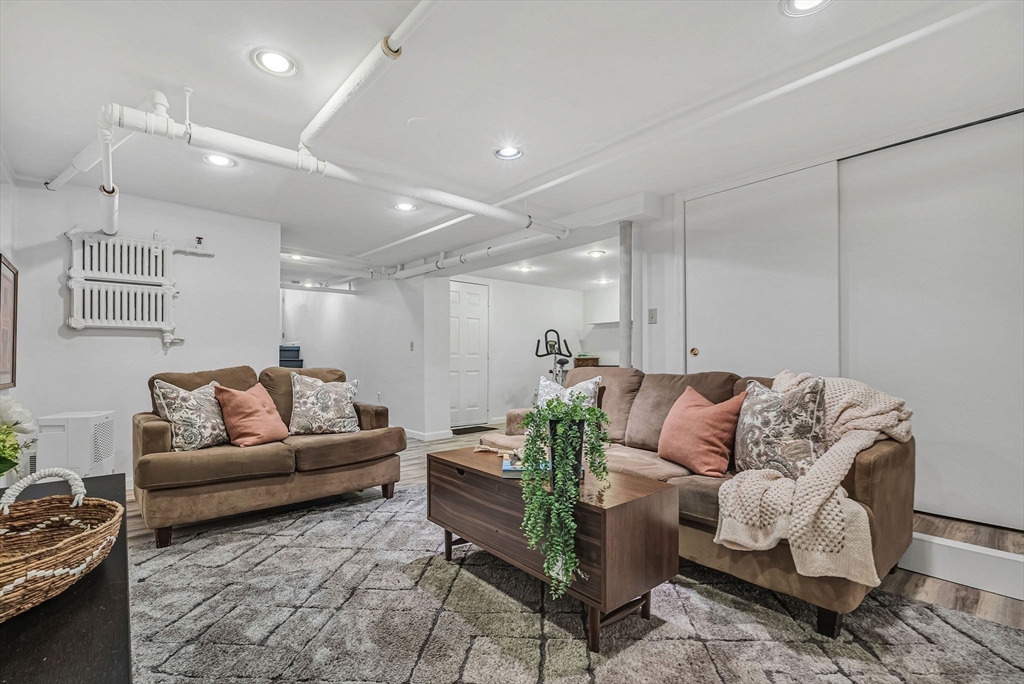 Needham, Massachusetts 02492, United States, 3 Bedrooms Bedrooms, ,3 BathroomsBathrooms,Residential,Pending,90532