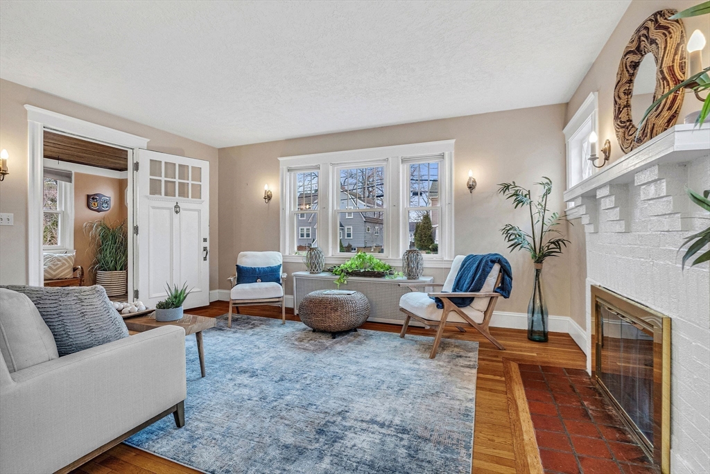 Needham, Massachusetts 02492, United States, 3 Bedrooms Bedrooms, ,3 BathroomsBathrooms,Residential,Pending,90532