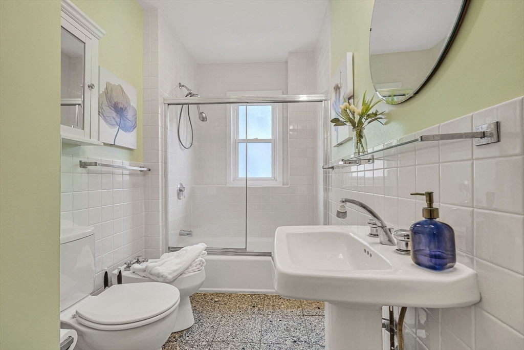 Needham, Massachusetts 02492, United States, 3 Bedrooms Bedrooms, ,3 BathroomsBathrooms,Residential,Pending,90532