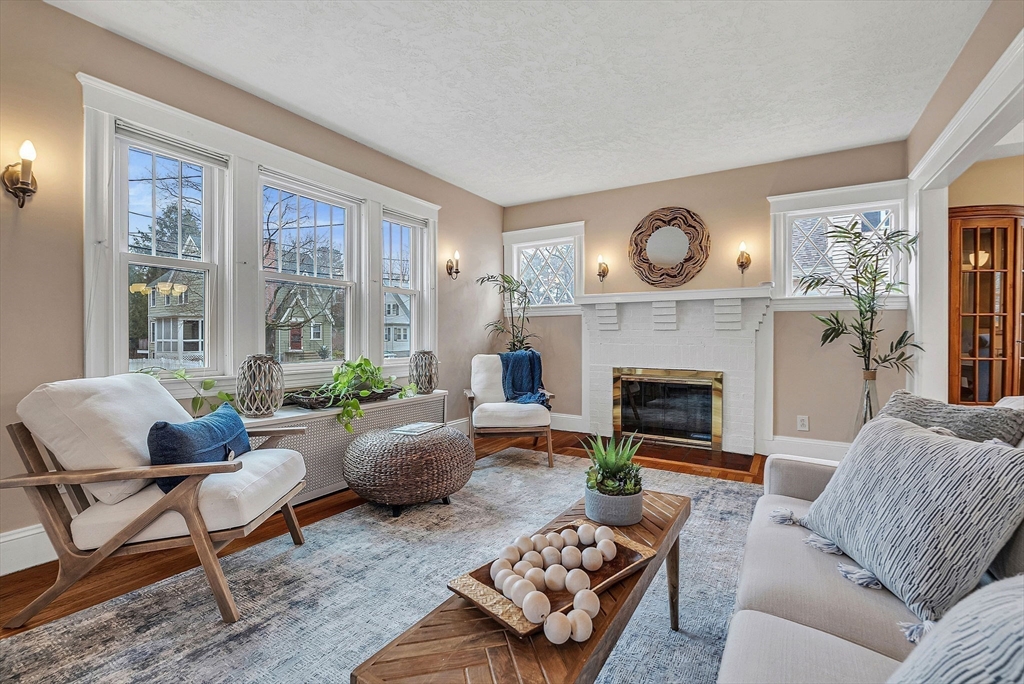 Needham, Massachusetts 02492, United States, 3 Bedrooms Bedrooms, ,3 BathroomsBathrooms,Residential,Pending,90532