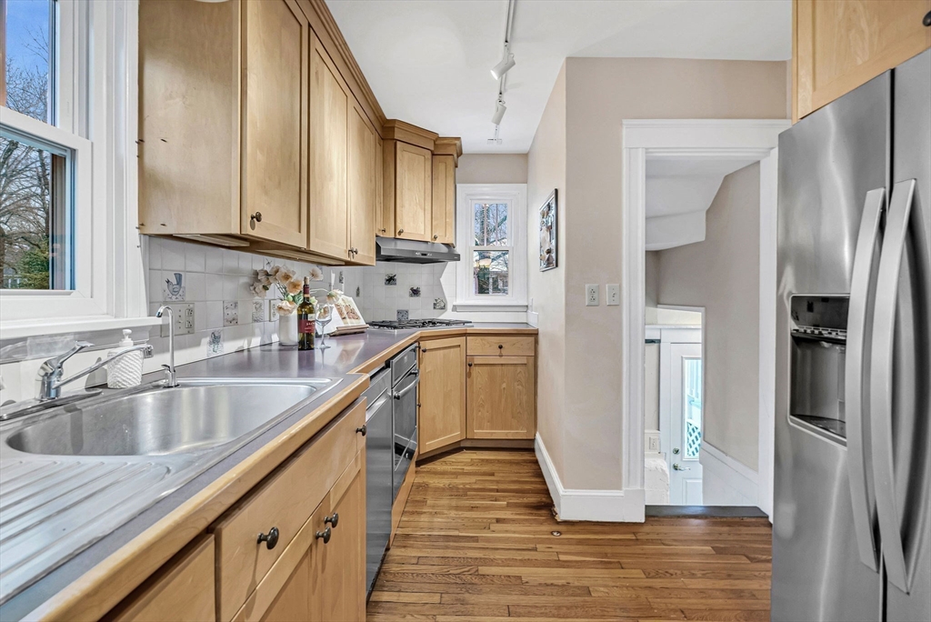 Needham, Massachusetts 02492, United States, 3 Bedrooms Bedrooms, ,3 BathroomsBathrooms,Residential,Pending,90532