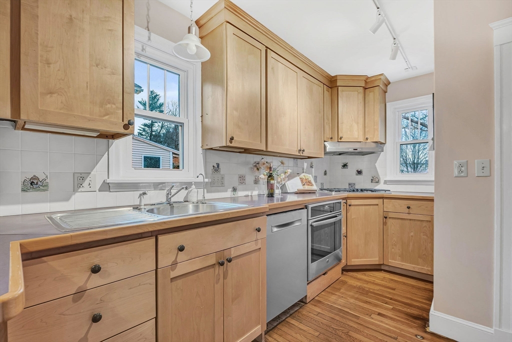 Needham, Massachusetts 02492, United States, 3 Bedrooms Bedrooms, ,3 BathroomsBathrooms,Residential,Pending,90532