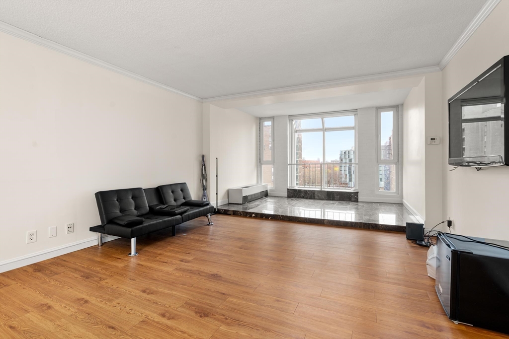 77 Pond Ave 805