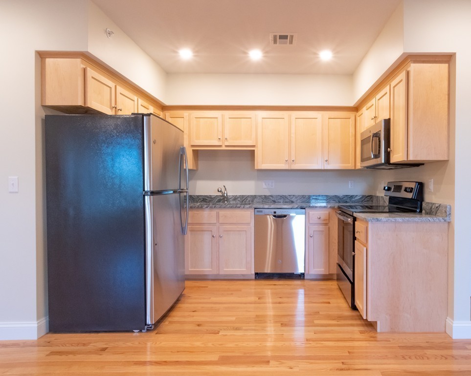 Medfield, Massachusetts 02052, United States, 1 Bedroom Bedrooms, ,1 BathroomBathrooms,Residential,Pending,205289