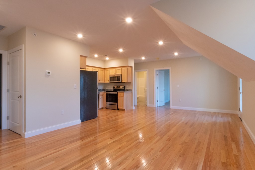 Medfield, Massachusetts 02052, United States, 1 Bedroom Bedrooms, ,1 BathroomBathrooms,Residential,Pending,205289