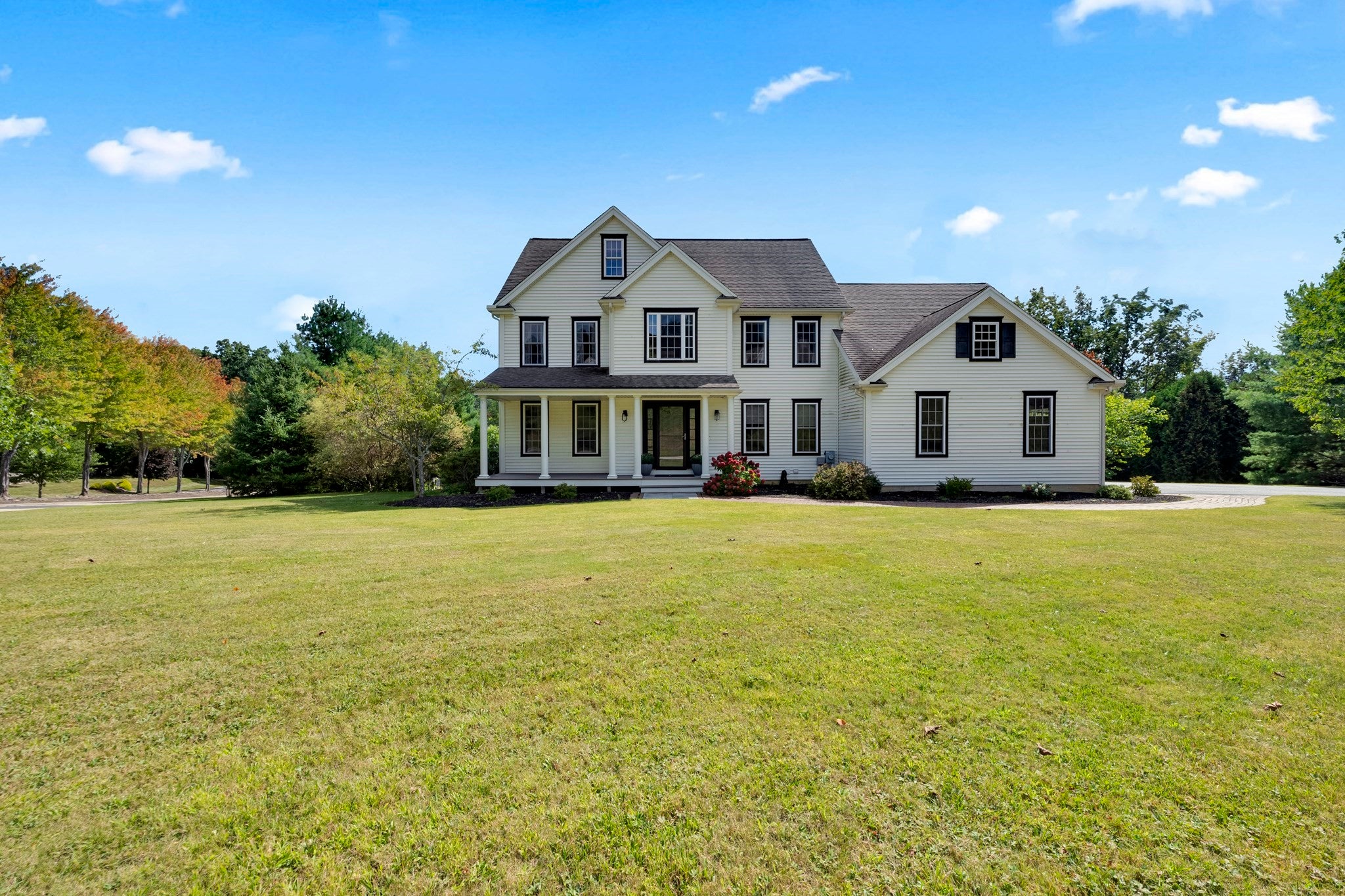 Photo of 1 Highland Ln, Sturbridge, MA