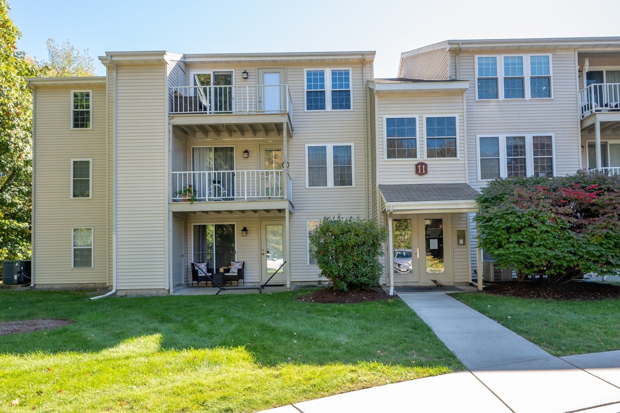 Photo of 11 Thoreau Ct, Natick, MA