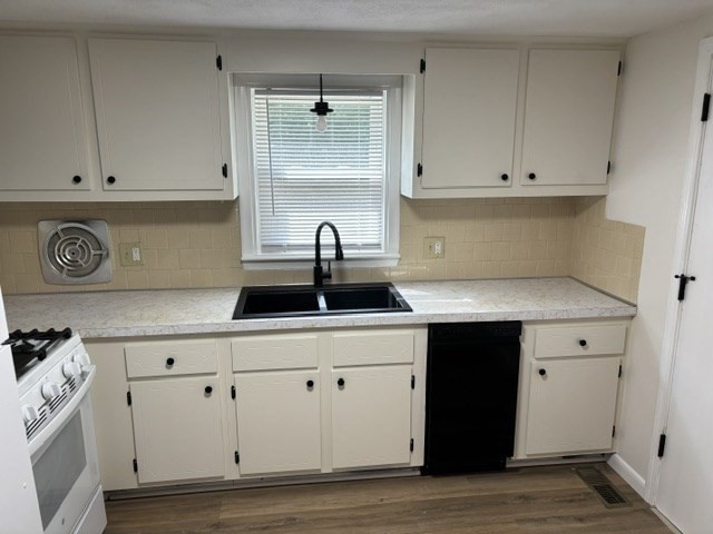 Plainville, Massachusetts 02762, United States, 2 Bedrooms Bedrooms, ,1 BathroomBathrooms,Residential,Contingent,182015