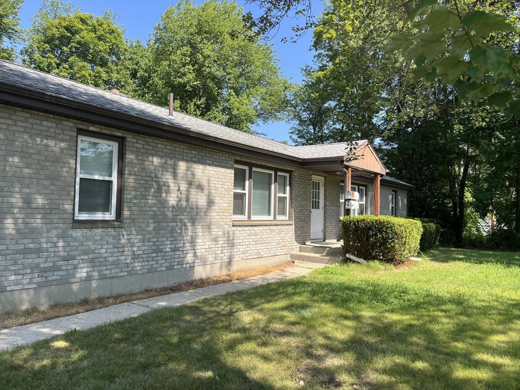 Plainville, Massachusetts 02762, United States, 2 Bedrooms Bedrooms, ,1 BathroomBathrooms,Residential,Contingent,182015