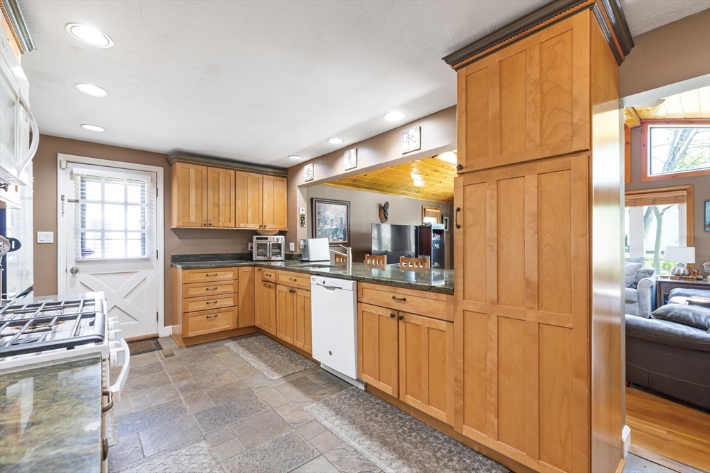 32 Smith Ave, Newton, MA Photo #10
