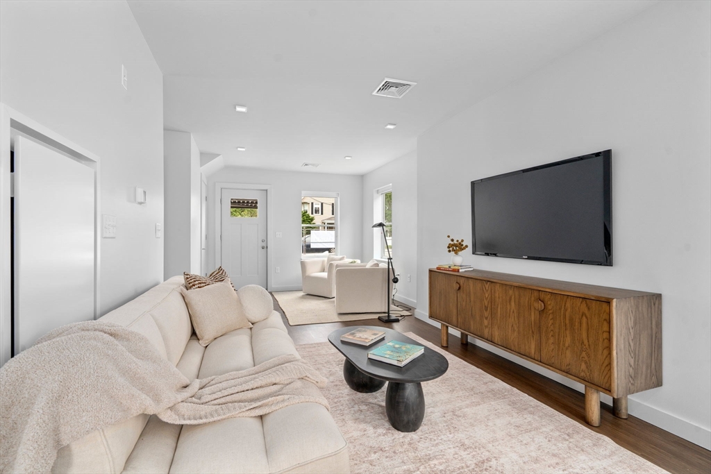 4B Lincoln St 4B