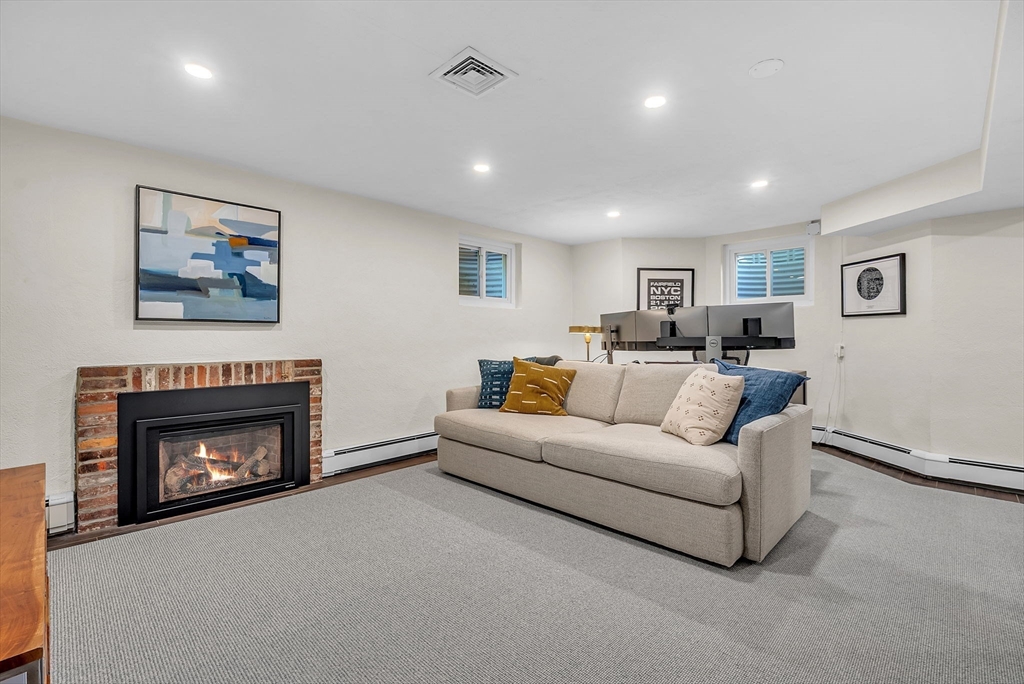 Wellesley, Massachusetts 02482, United States, 4 Bedrooms Bedrooms, ,4 BathroomsBathrooms,Residential,Active,228312