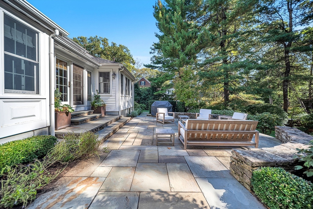 Wellesley, Massachusetts 02482, United States, 4 Bedrooms Bedrooms, ,4 BathroomsBathrooms,Residential,Active,228312